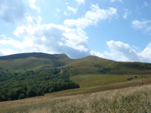 sedlo mezi Tarnici (vlevo, 1346 m) a Tarniczkou (vpravo, 1315 m)