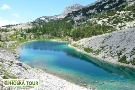 Smaragdová voda v jezeru Ledvica