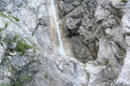Vodopád Martuljški slap II. (horní vodopád, délka přes 100 m)