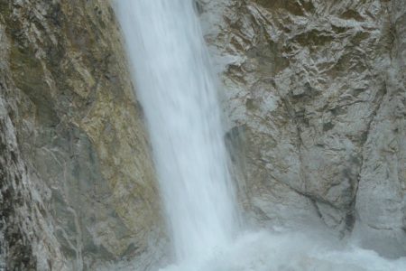 Dopad vody z výšky 100 m v první části vodopádu Martuljški slap II