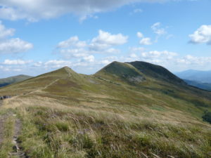 Tarniczka (vlevo) a vrchol Tarnica (vpravo)