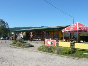 prodejna potravin a smíšeného zboží na návsi v Ustrzyki Górne