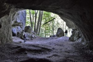 Jeskyně se nachází v Mokré dolině