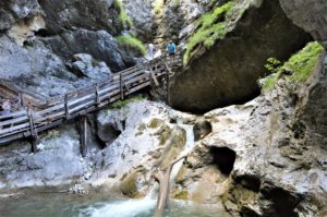 Chodníček přes soutěsku Wörschachklamm