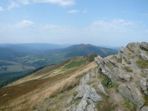 vrchol Połoniny Caryńska (1297 m), v pozadí Połonina Wetlińska