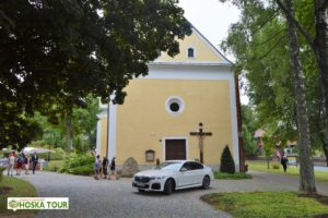 Kostel Nejsvětější Trojice ve Srní a BMW M760
