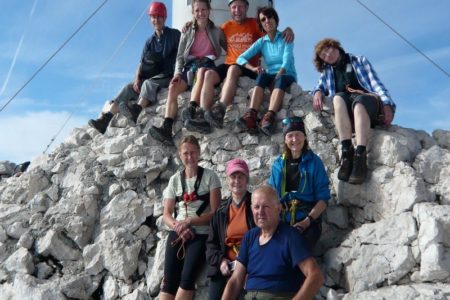 Účastníci u Aljaževa Stolpu na vrcholu Trgilav (2864 m)