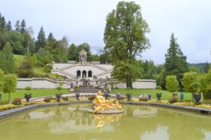 Turistika v okolí Zugspitze - zahrady zámku Linderhof