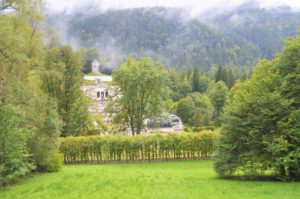 Turistika v okolí Zugspitze - terasovitá zahrada v Linderhof