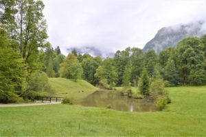 Turistika v okolí Zugspitze - zahrada zámku Linderhof