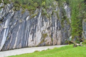 Turistika v okolí Zugspitze - ústí soutěsky Leutascher Geisterklamm