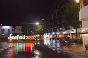 Turistika v okolí Zugspitze - noční náměstí v Seefeldu