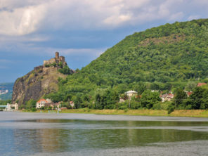 Hrad Střekov a tok řeky Labe