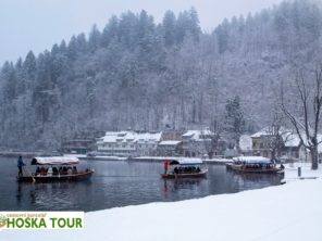 Lodě Pletna na jezeře Bled v zimě