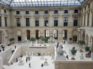 Louvre - pod pyramidou