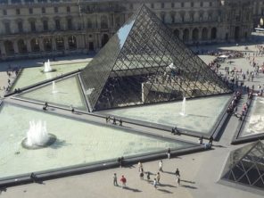 Pyramida u galerie Louvre
