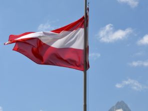 Rakouská vlajka a Großglockner