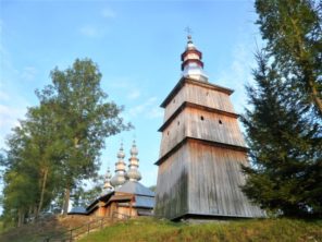 Zvonice a pravoslavný kostel v obci Turzańsk