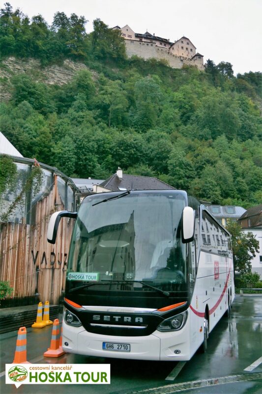 Autobus a hrad ve Vaduzu