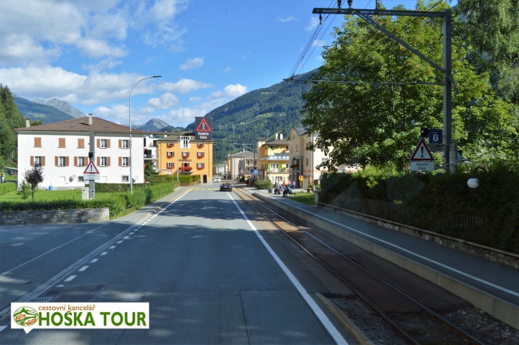 Bernina Express - trať podél silnice