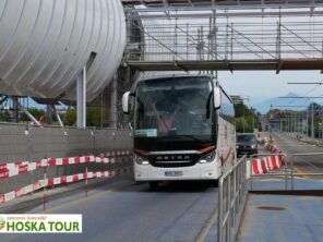 CERN - během exkurze pro školy se přejíždí i vlastním autobusem