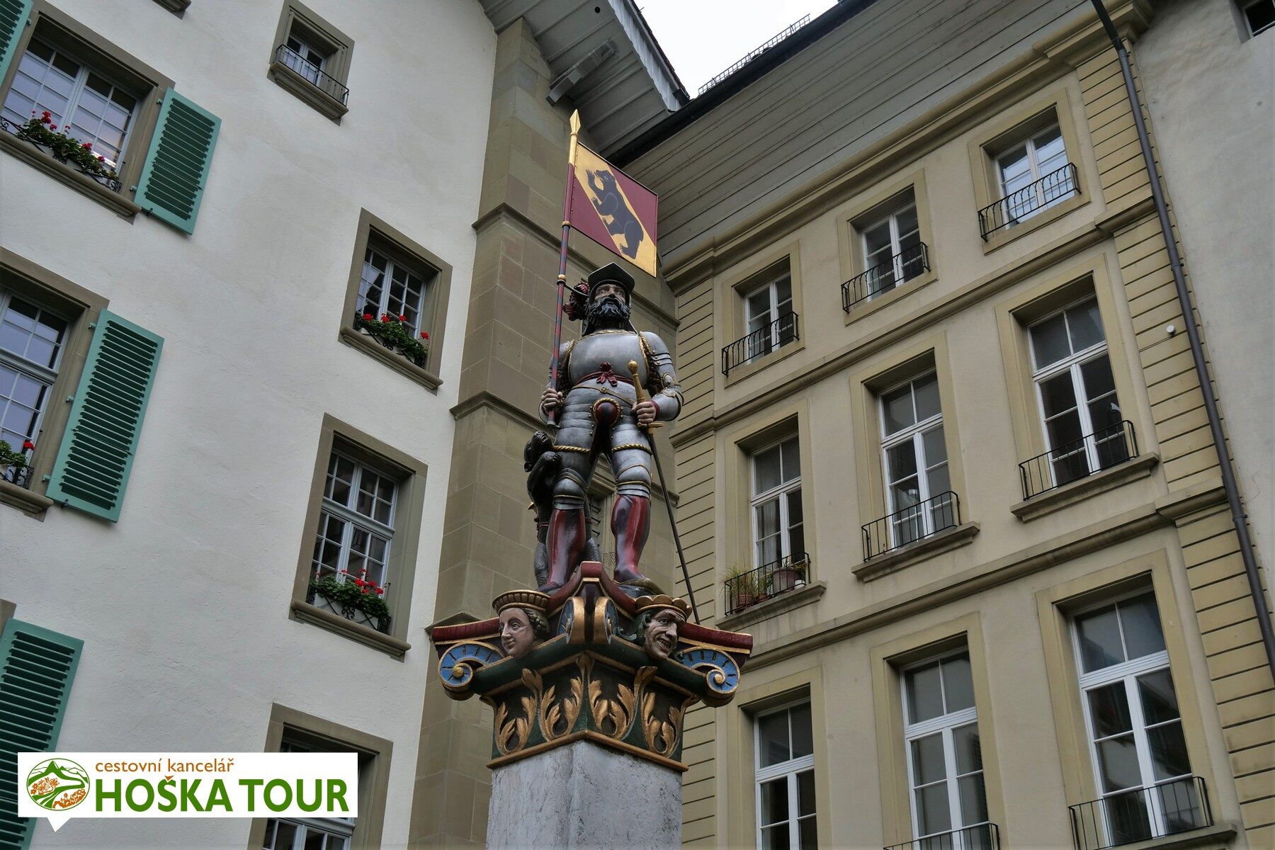 Fontána s ritířem naproti radnici v Bernu