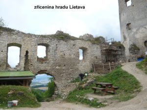 zřícenina rozsáhlého hradu Lietava nedaleko Žiliny