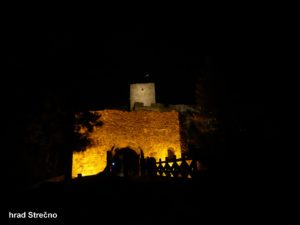 večerní osvětlená vstupní brána hradu Strečno