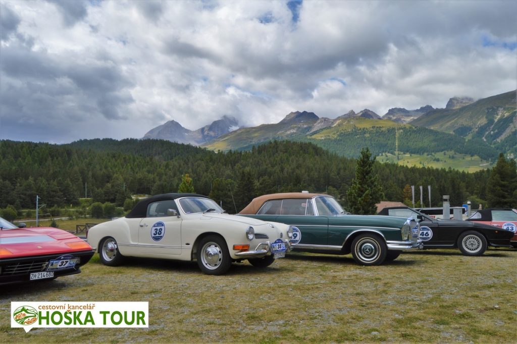 Historická auta va švýcarských Alpách