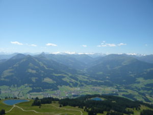 pohled na Kitzbühelské Alpy a zaledněné Vysoké Taury