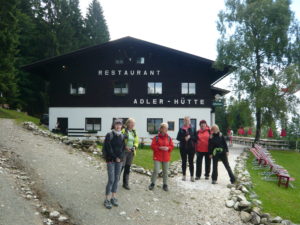 účastnice zájezdu před Adler Hütte (majitelé chaty jsou Češi)