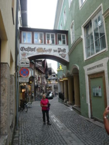 ulička s malovanými domy (zpravidla restaurace, vinárny)