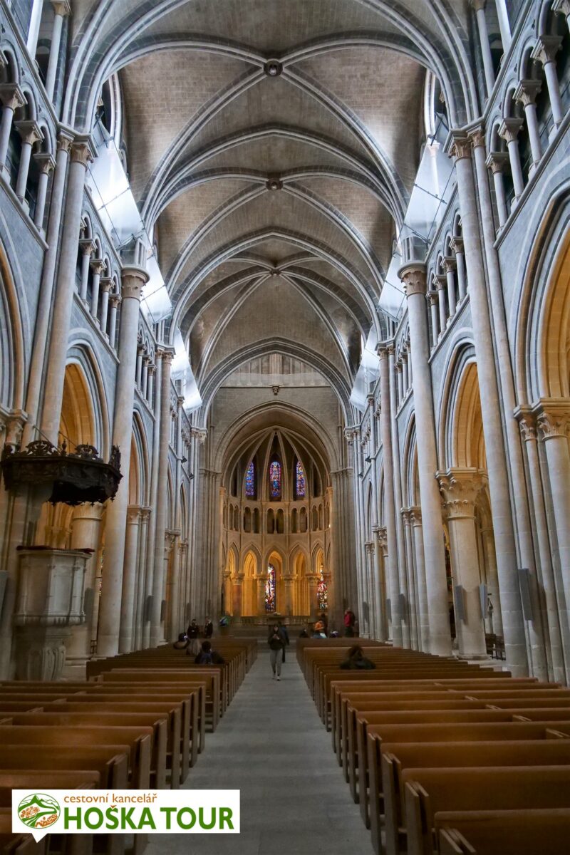 Interiér katedrály ve švýcarském Lausanne