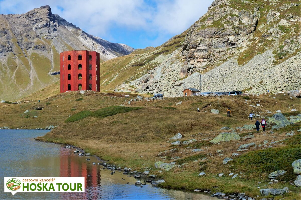 Jezírko a budova divadla v sedle Julierpass (2284 m) ve Švýcarsku