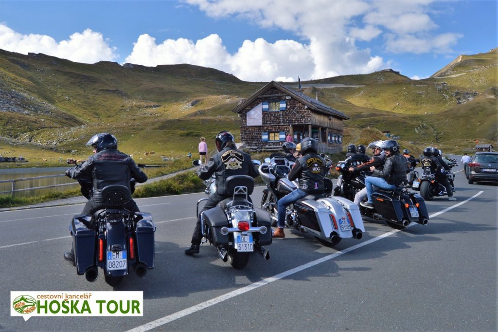 Motorky na horské silnici přes Vysoké Taury v Rakousku