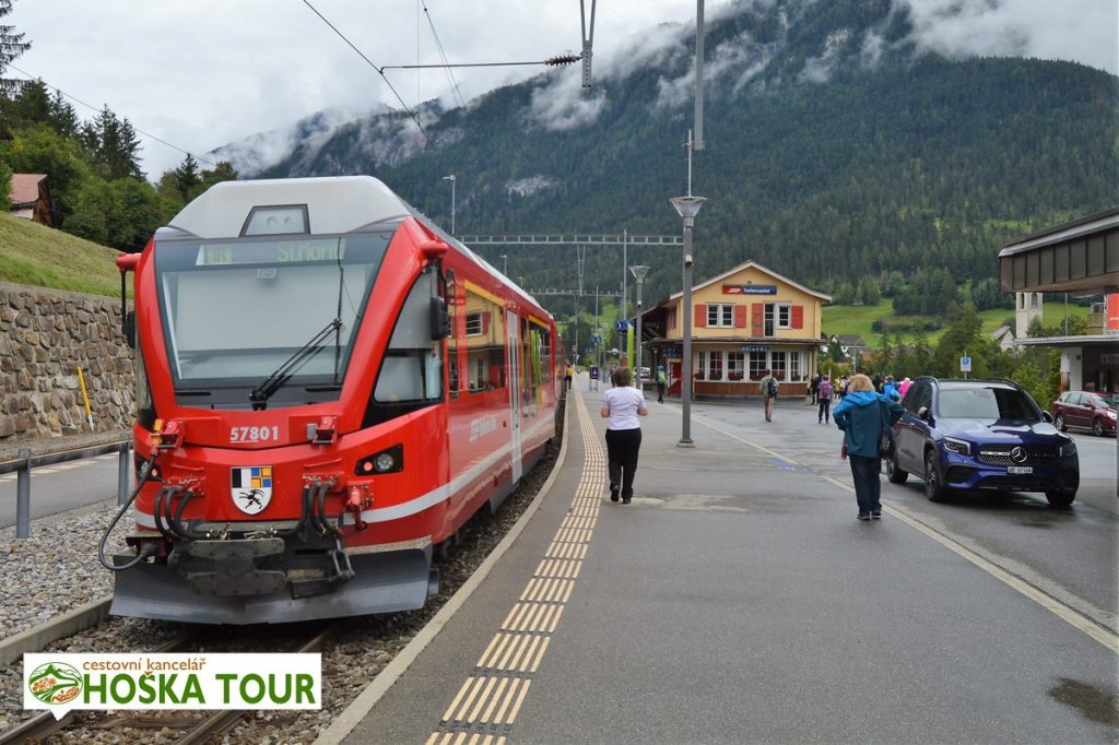 Na nádraží v Tiefencastel - poznávací zájezdy do Švýcarska s vlaky