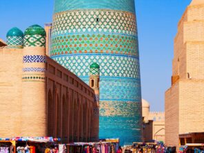 Minaret ve městě Khiva - poznávací zájezdy do Uzbekistánu