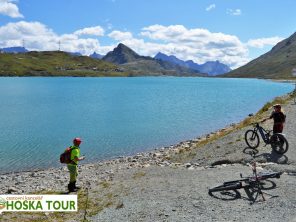 S koly v sedle Bernina u jezera Lago Bianco - cyklistické zájezdy do Švýcarska