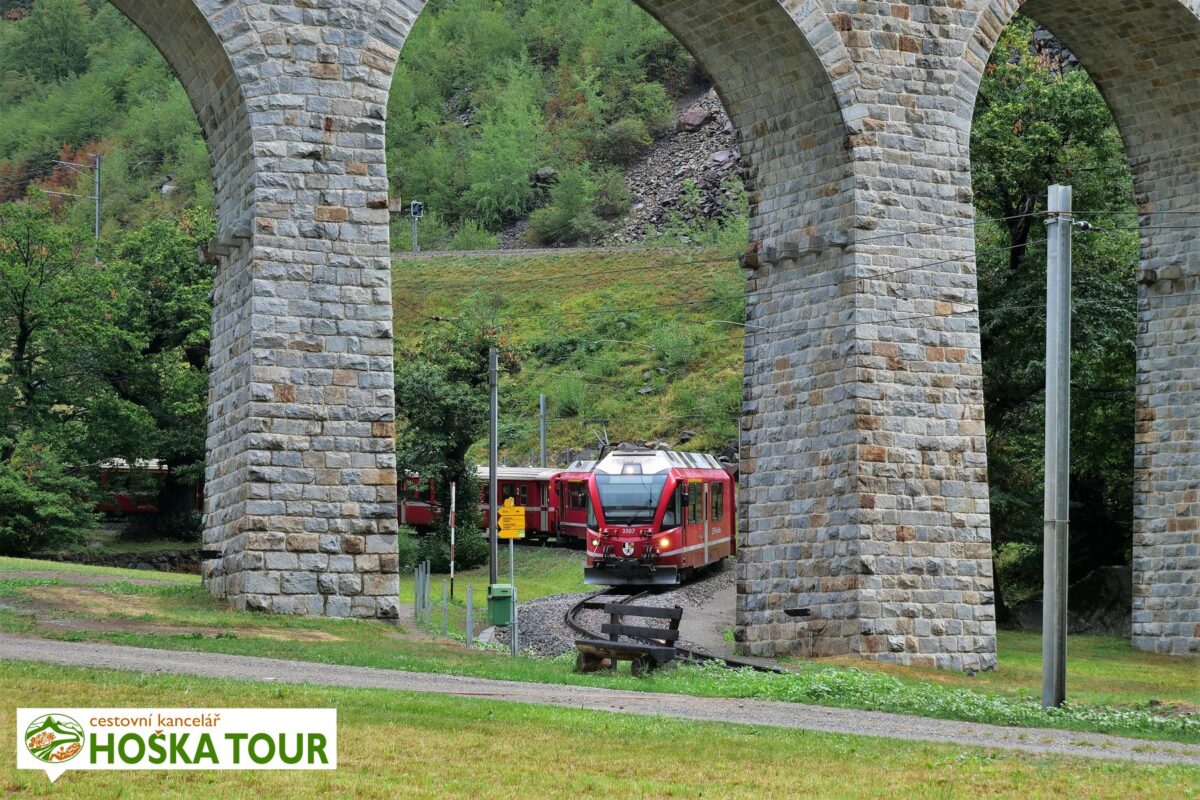 Vlak na kruhovém viaduktu v Brusiu - nedaleko města Tirano