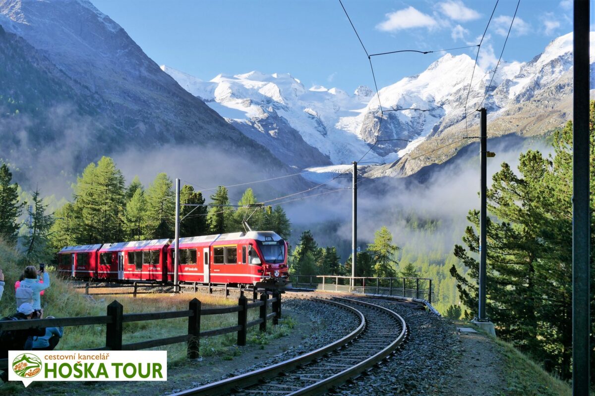Vlak na nejfotografovanějším oblouku ve Švýcarsku