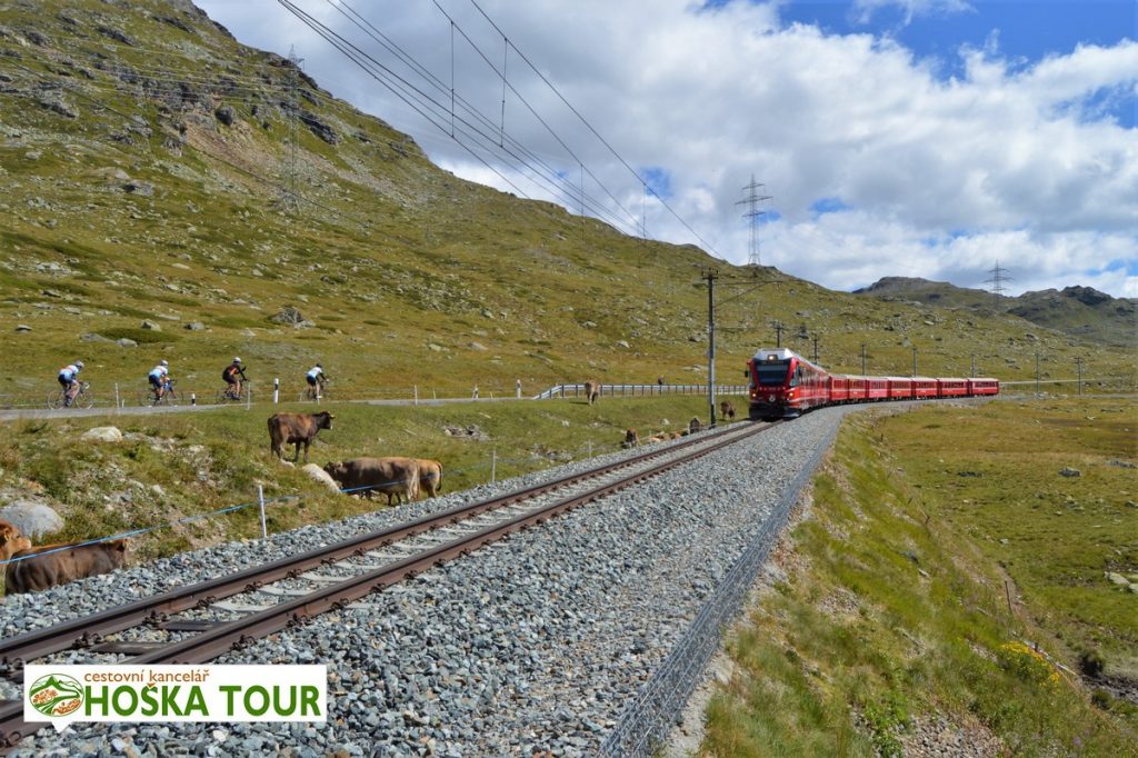 Vlak ze stanice Ospizio Bernina - poznávací zájezdy do Švýcarska