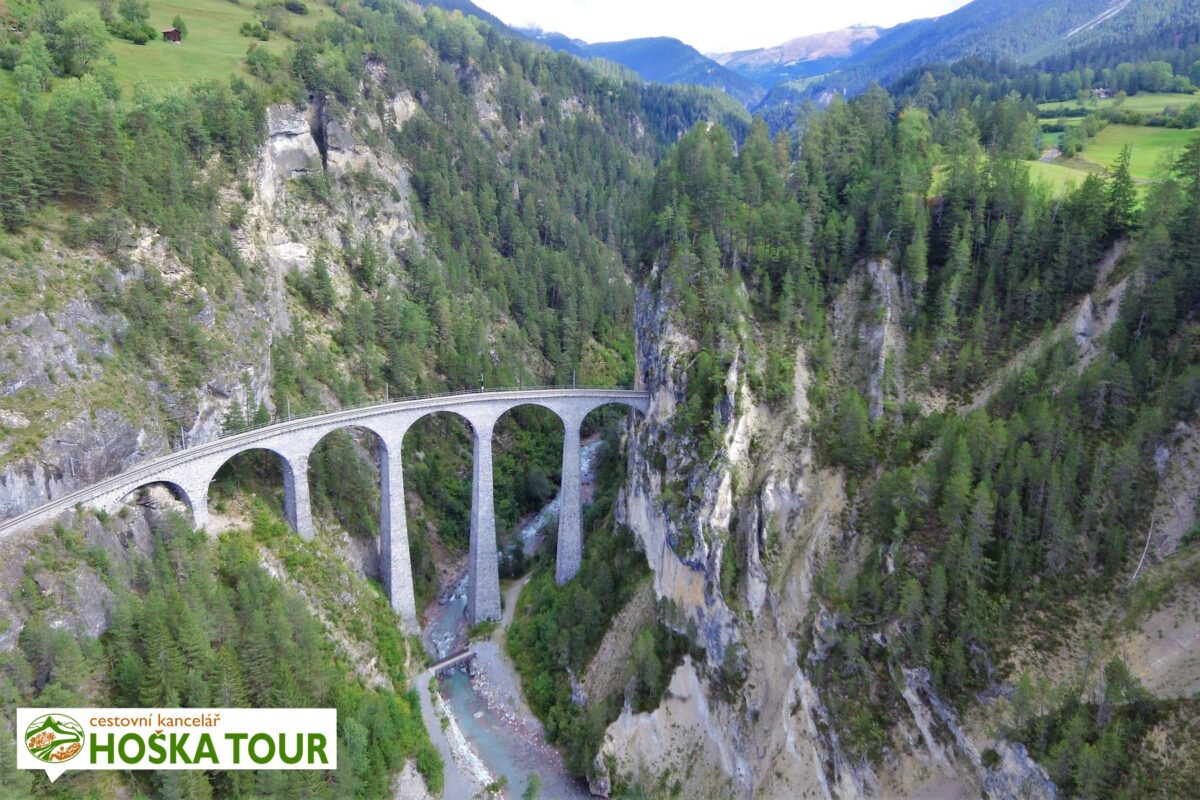 Železniční most Landwasserviadukt přes řeku Landwasser ve Švýcarsku